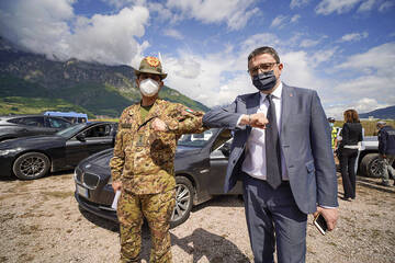 Il generale Figliuolo in visita ai drive through di Trento sud