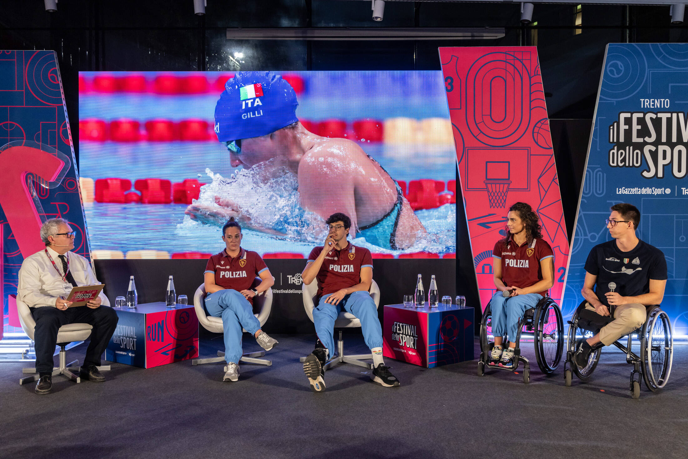 Immagine: Acqua Azzurra Nella foto: Claudio ARRIGONI, Carlotta GILLI, Simone BARLAAM, Giulia GHIRETTI, Alberto AMODEO