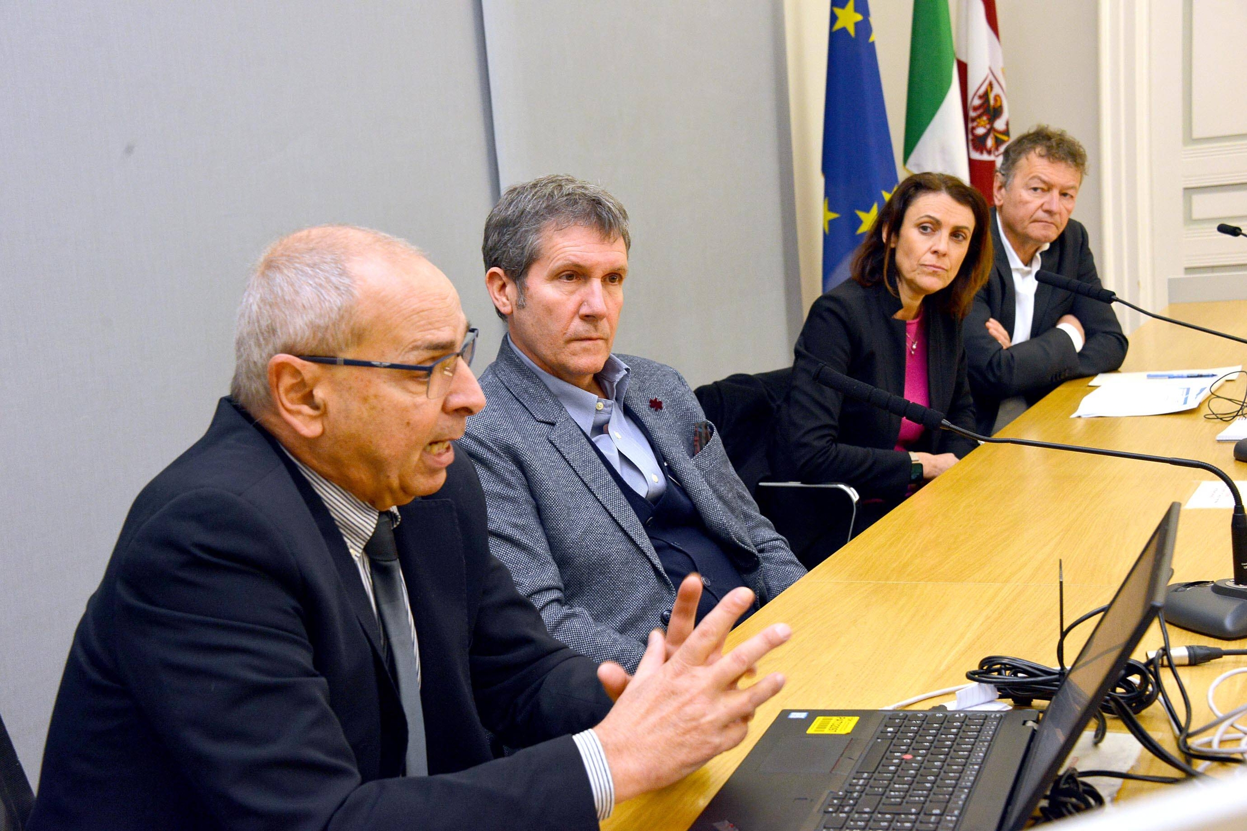 Immagine: ANDREA FASANELLI GIULIANO MARIOTTI STEFANIA SEGNANA ANTONIO FERRO PRESENTAZIONE DEL BILANCIO OPERATIVO PER L'AZIENDA SANITARIA TRENTO 26 NOVEMBRE 2022 FOTO PAOLO PEDROTTI