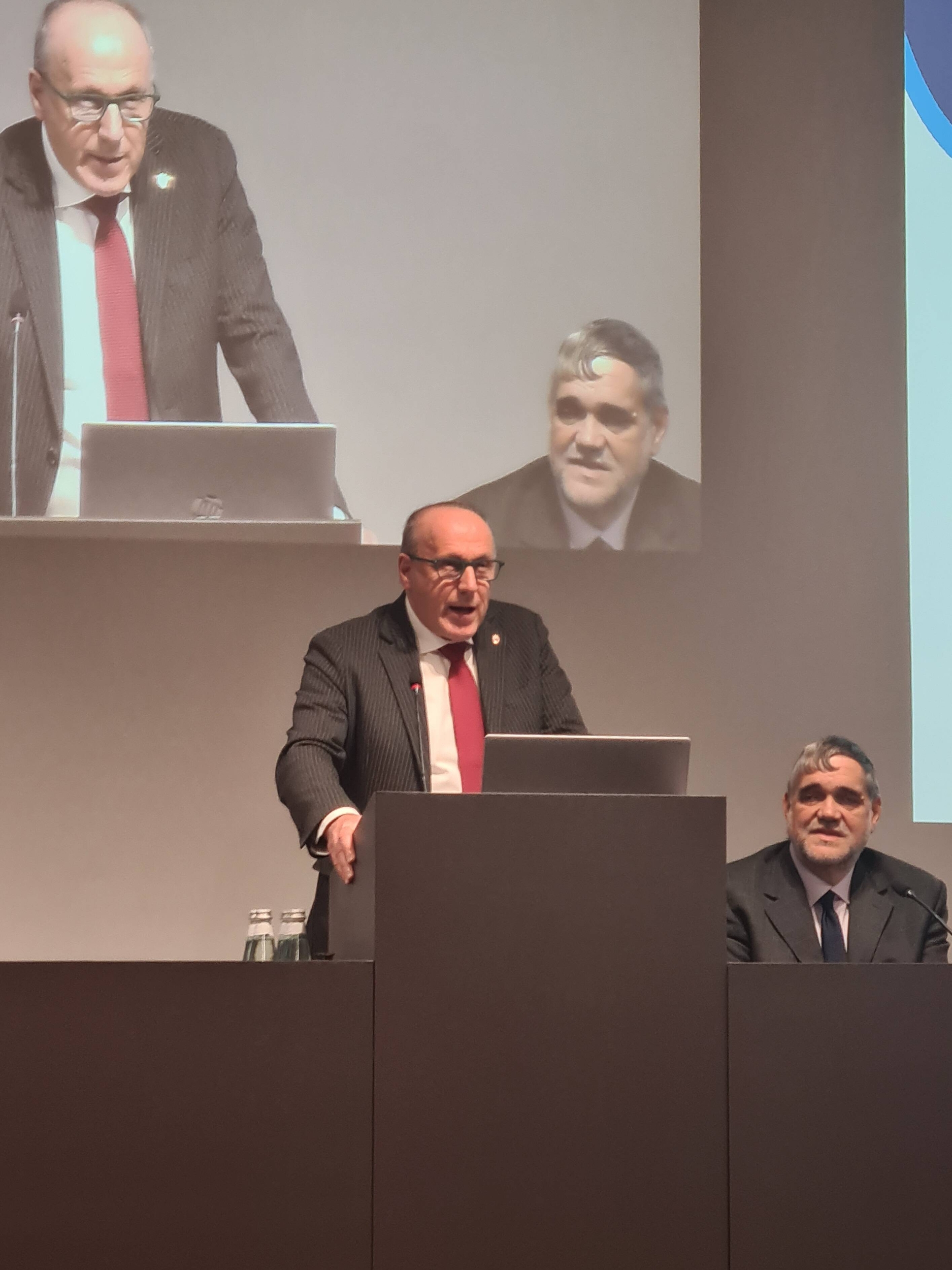 Immagine: Assessore alla cooperazione Mario Tonina e il direttore di AbilNova Ferdinando Ceccato