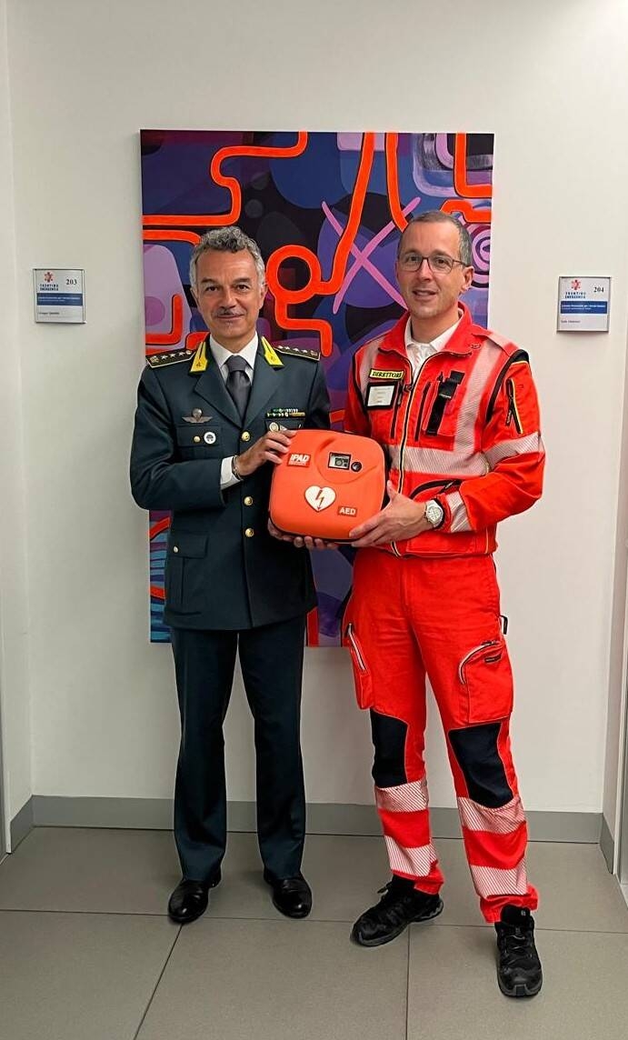 Immagine: Consegna defibrillatori GDF