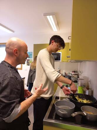 Studentati sostenibili: un corso di cucina per fare comunità