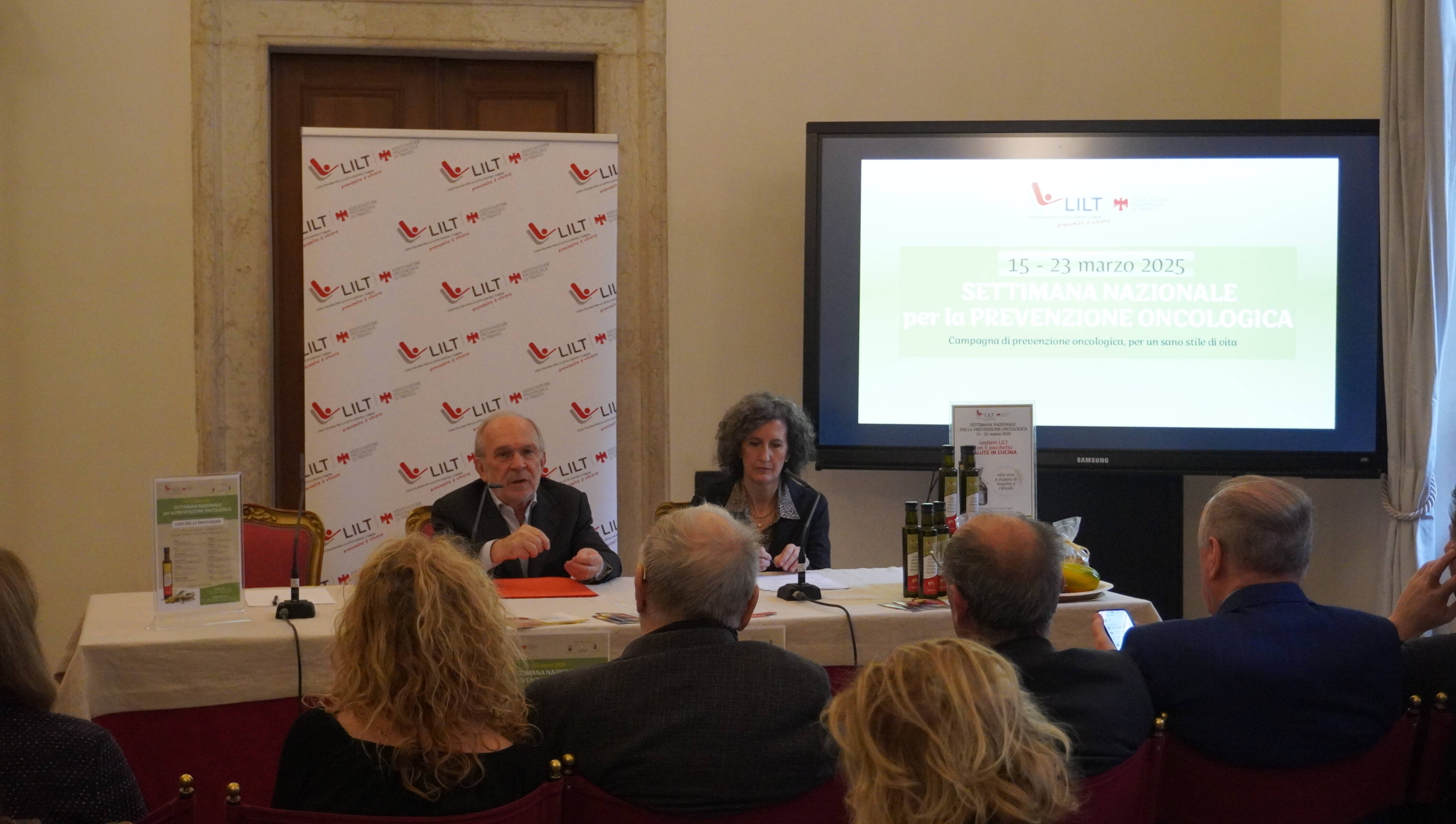 Immagine: Da sinistra Enzo Galligioni, presidente della Fondazione Perzcoller, e la direttrice di LILT del Trentino Valentina Cereghini 