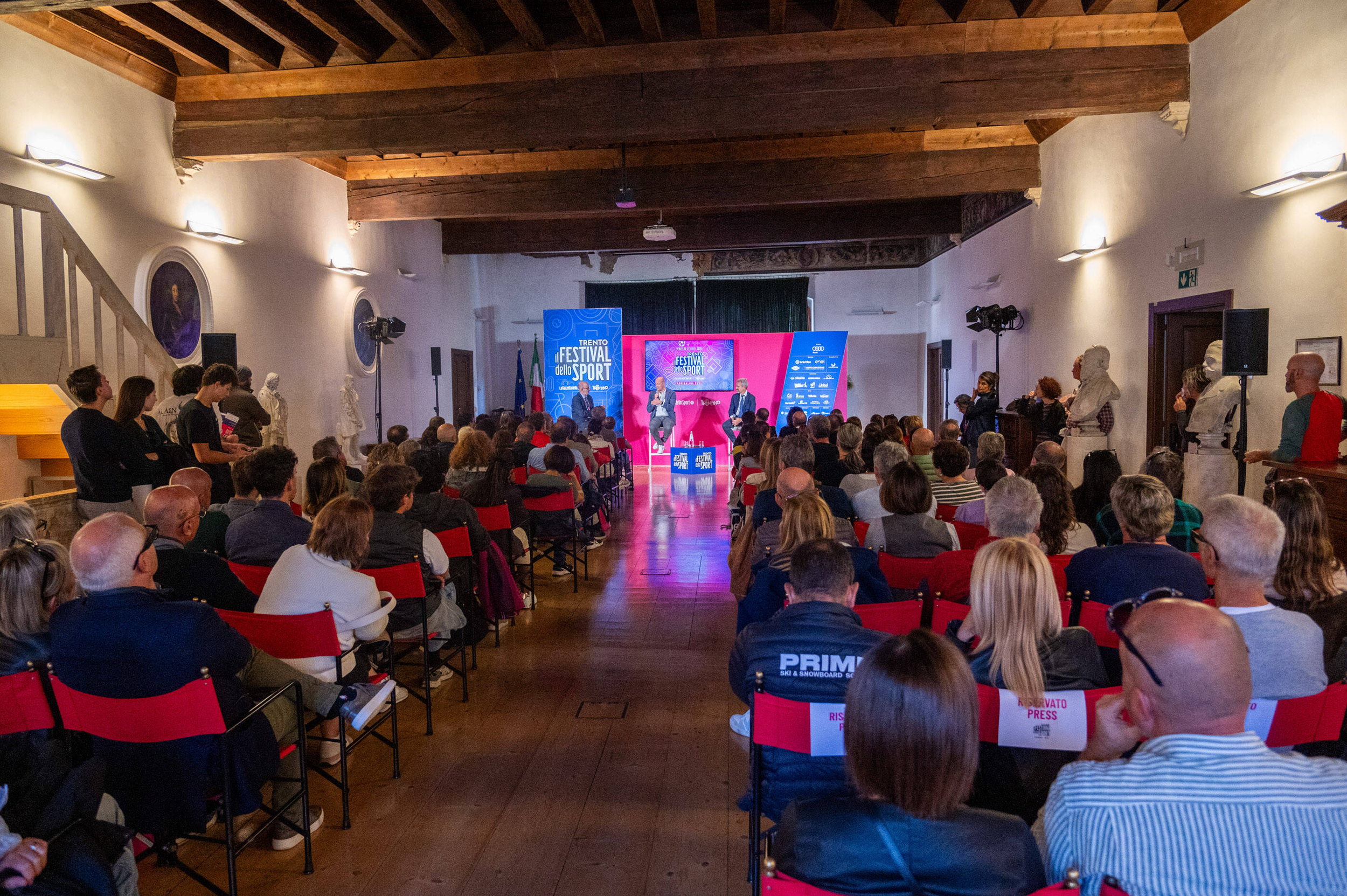 Immagine: DOMENICO FIORAVANTI: UNA QUESTIONE DI CUORE Nella foto: Luigi Ripamonti, Domenico Fioravanti, Daniele Andreini e pubblico in sala