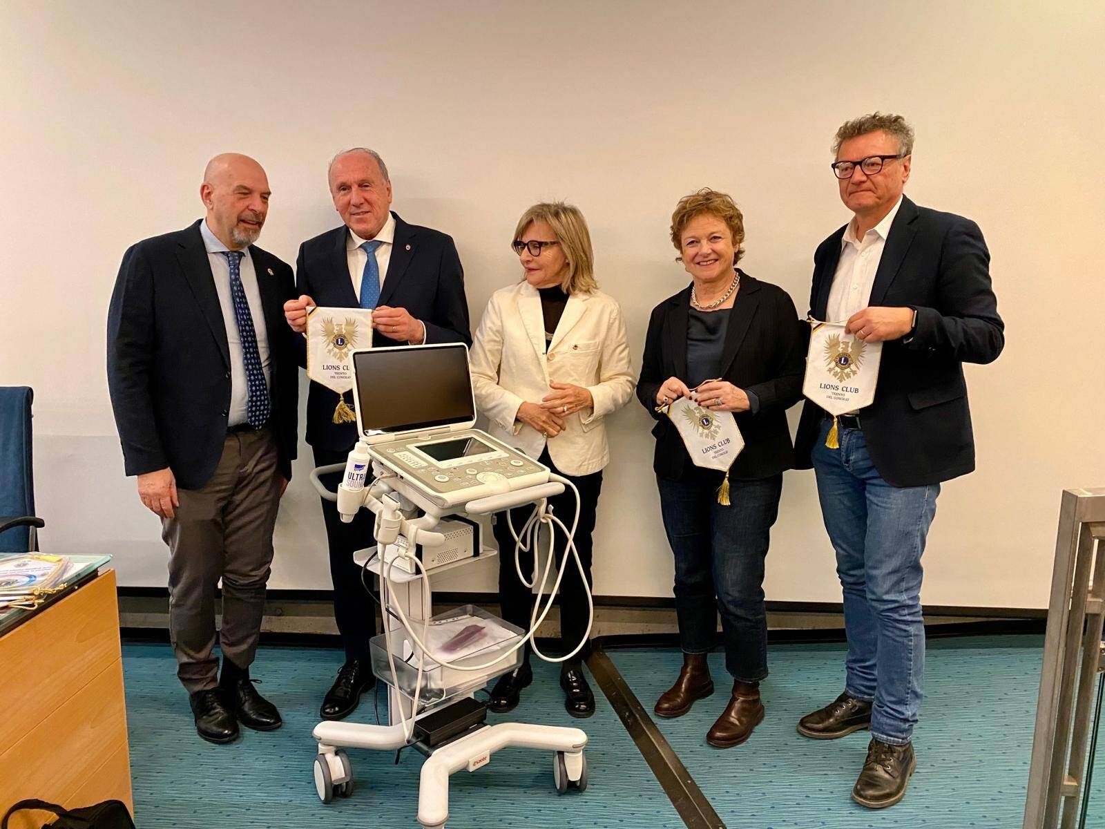 Immagine: donazione ecografo Lions - Achipe