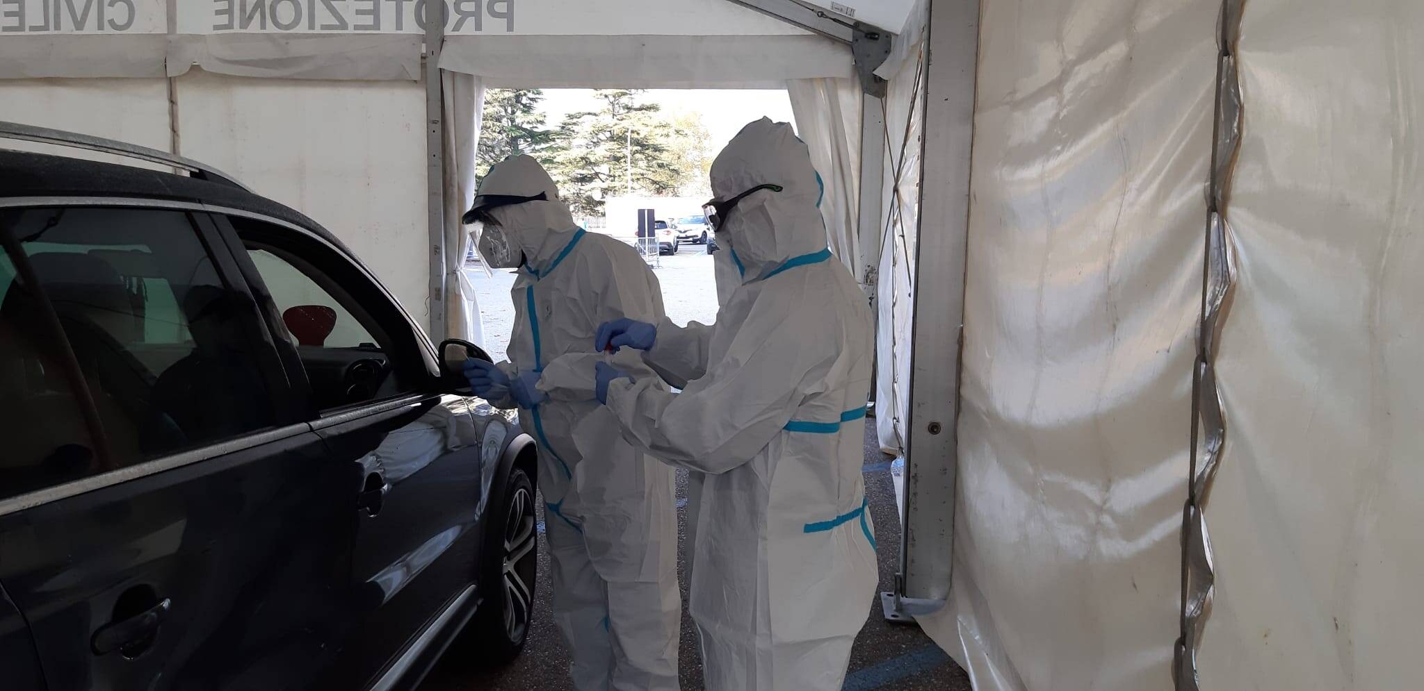 Immagine: drive through tamponi