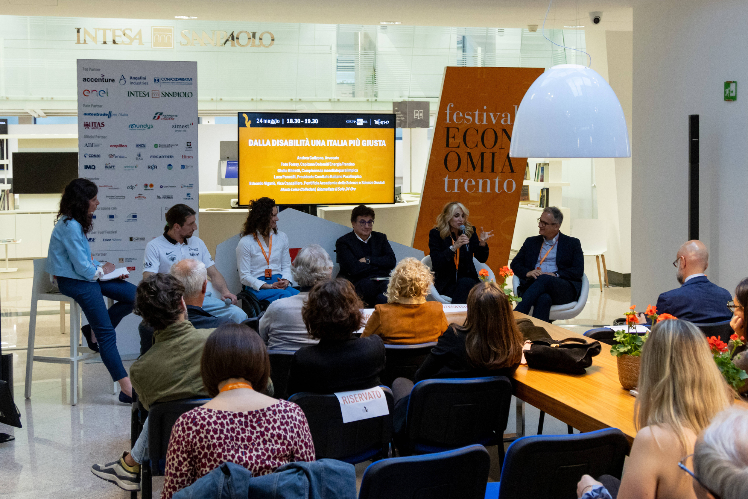 Immagine: Festival dell'Economia Dalla disabilità una Italia più giusta Nella foto: Maria Luisa COLLEDANI; Toto FORRAY; Giulia GHIRETTI; Luca PANCALLI; Andrea CATIZONE; Edoardo VIGANÒ e pubblico in sala 