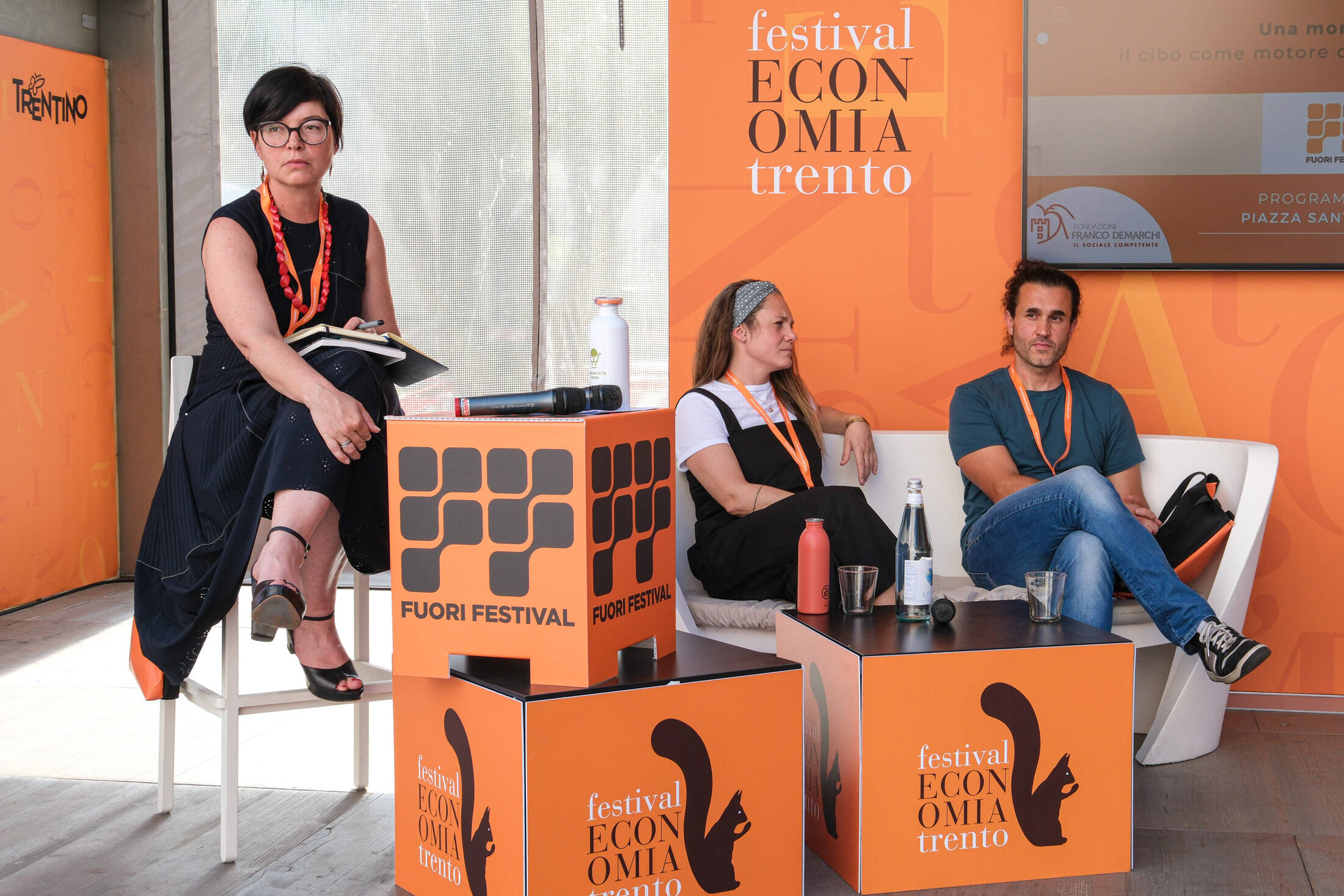 Immagine: FESTIVAL DELL'ECONOMIA Una montagna di cibo: il cibo come motore di rigenerazione di comunità Nella foto: Valentina CHIZZOLA, Giulia PIZZINI, Simone BENETTI Data 26 maggio 2023 Luogo: PIAZZA SANTA MAR...