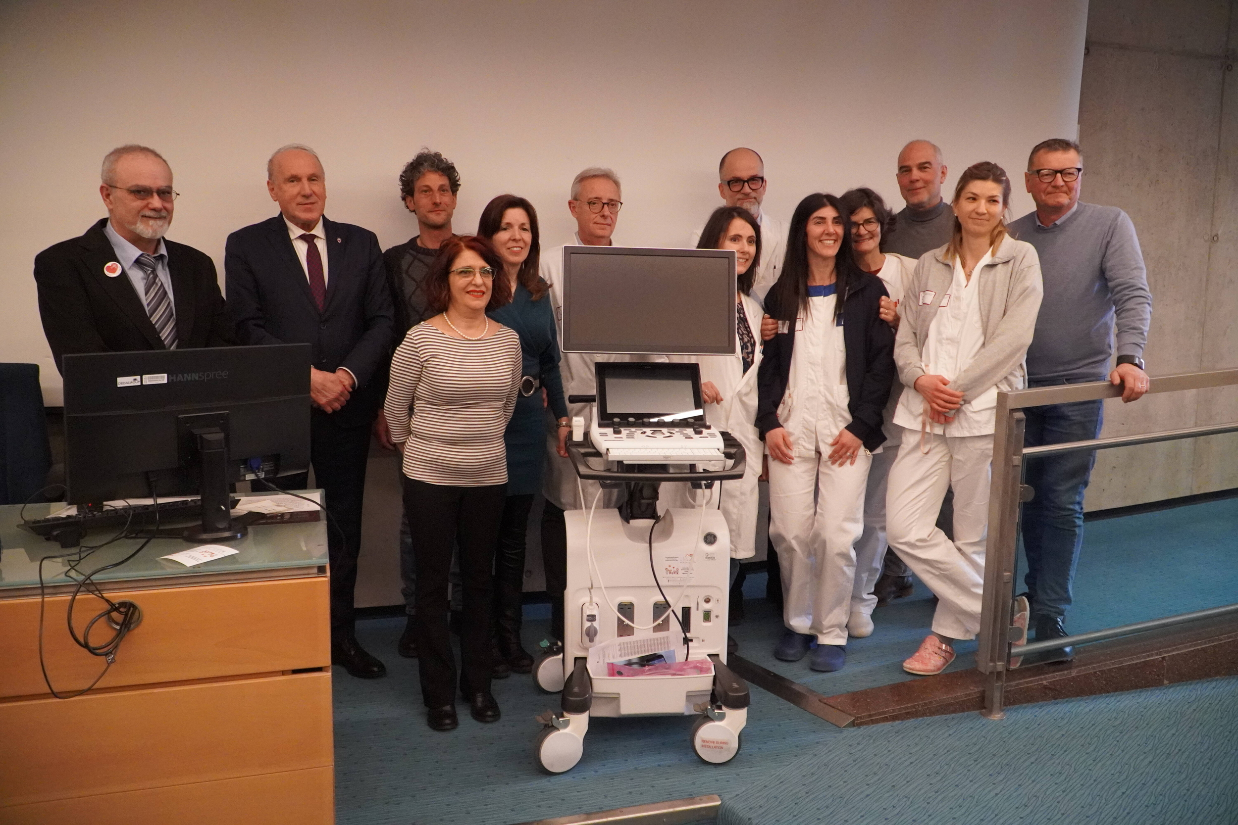 Immagine: Foto di gruppo con associazione cerotto sul cuore