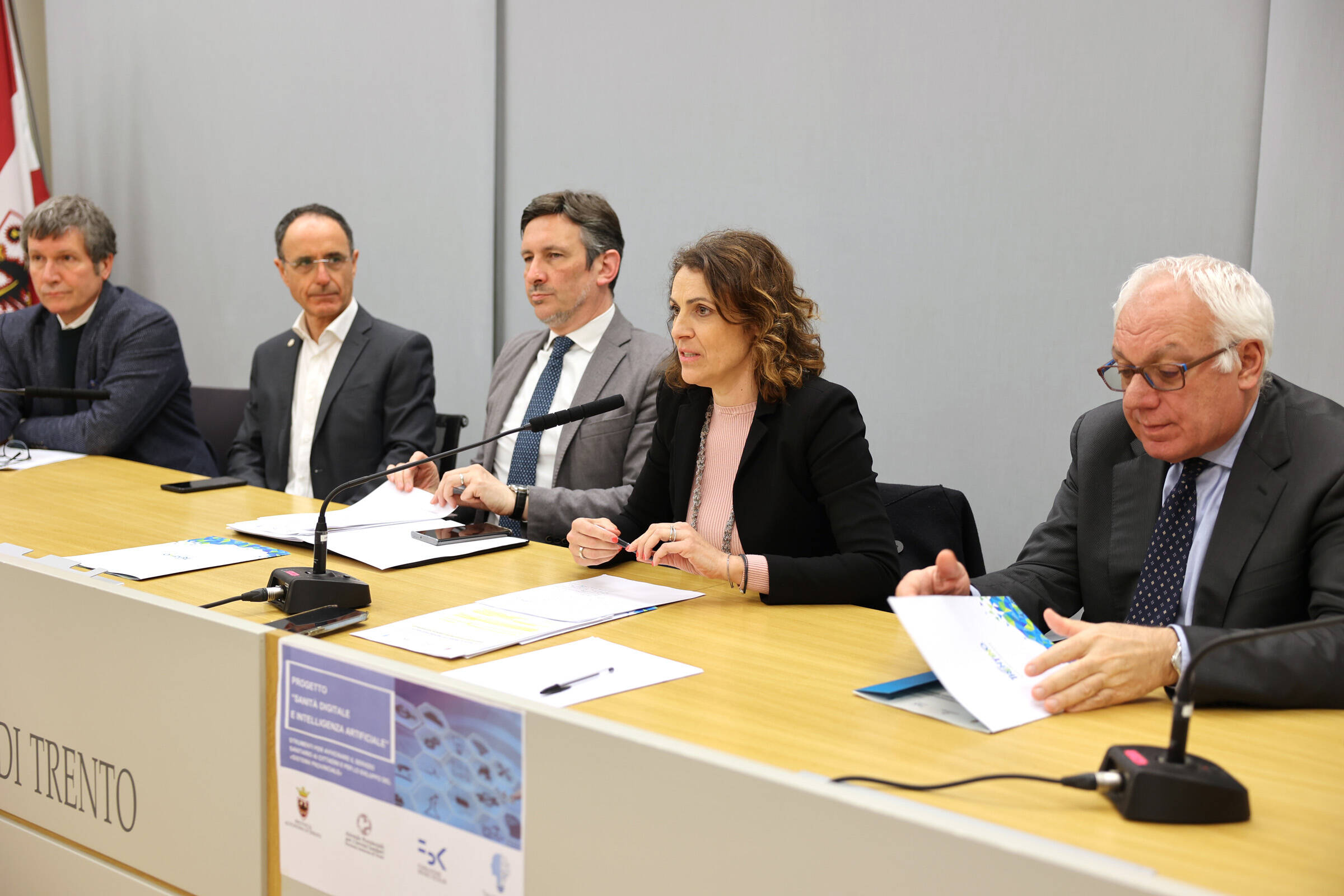 Immagine: Giuliano Mariotti (Direttore sanitario APSS) - Andrea simoni (Segretario generale FBK) - Ass. Achille Spinelli (PAT - Ass. sviluppo economico, ricerca e lavoro) - Ass. Stefania Segnana (PAT - Ass. Sal...