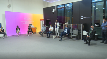 Vaccini, l’assessore Segnana in visita al “cervellone” delle prenotazioni