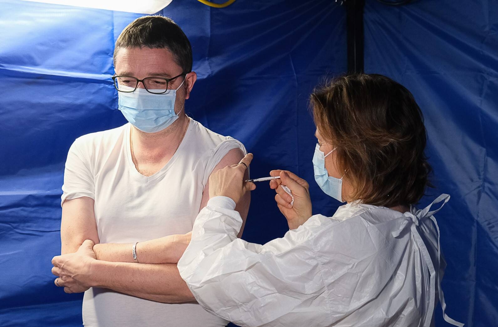 Immagine: Il presidente Maurizio Fugatti riceve la terza dose di vaccino