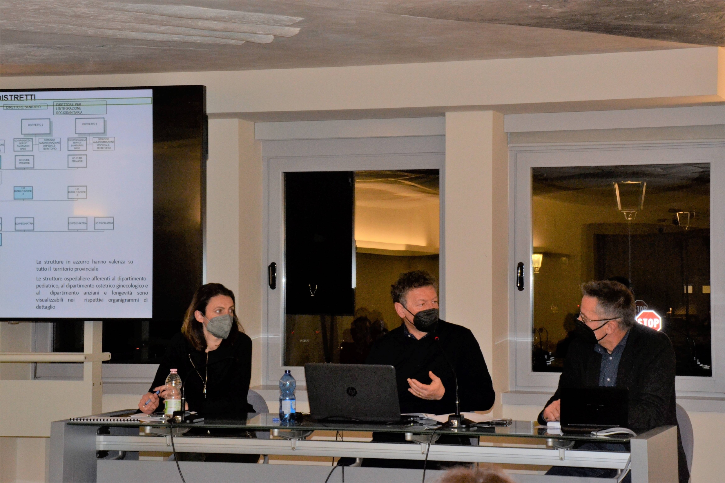 Immagine: L'assessore alla salute Stefania Segnana e il direttore generale f.f. Apss Antonio Ferro presentano il nuovo regolamento dell'Azienda sanitaria