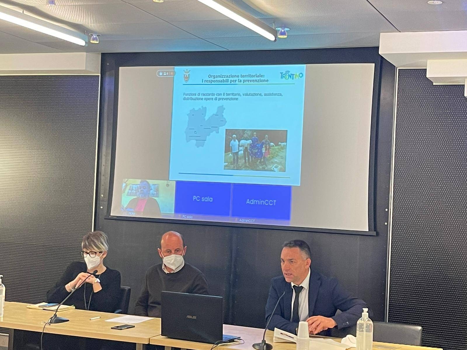 Immagine: L'assessore provinciale Giulia Zanotelli, il presidente del Consorzio dei Comuni trentini Paride Gianmoena e il dirigente Giovanni Giovannini