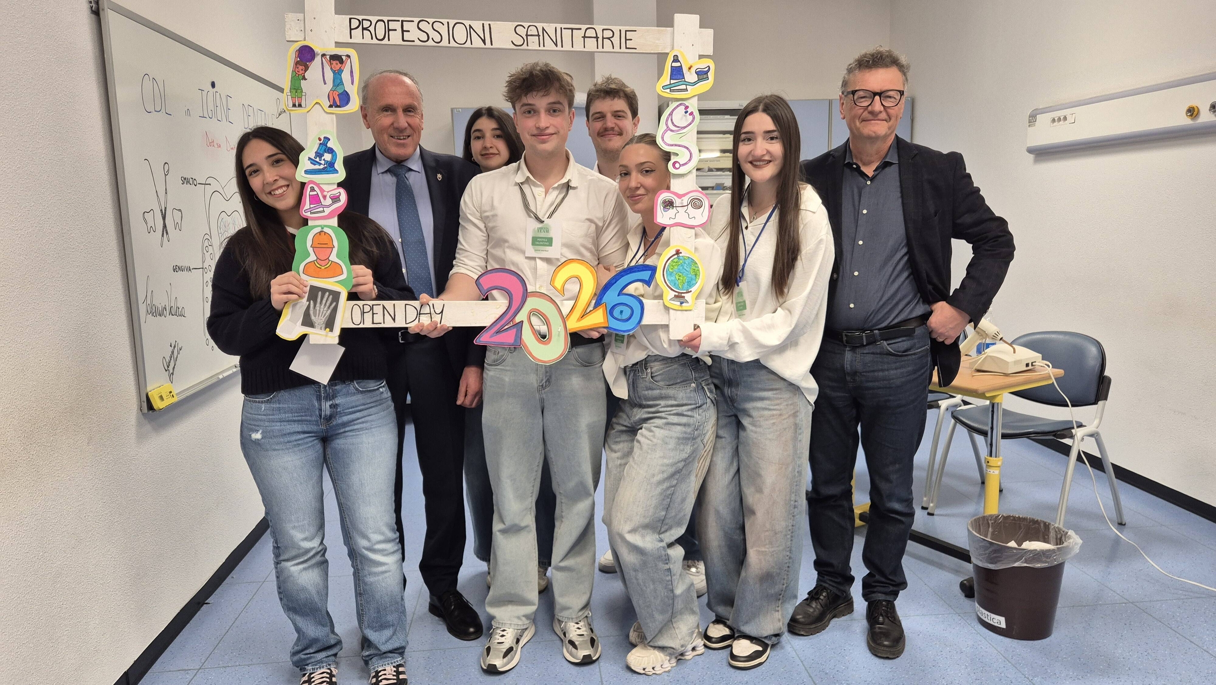 Immagine: L'assessore Tonina e il dg Ferro con gli studenti all'open day delle professioni sanitarie