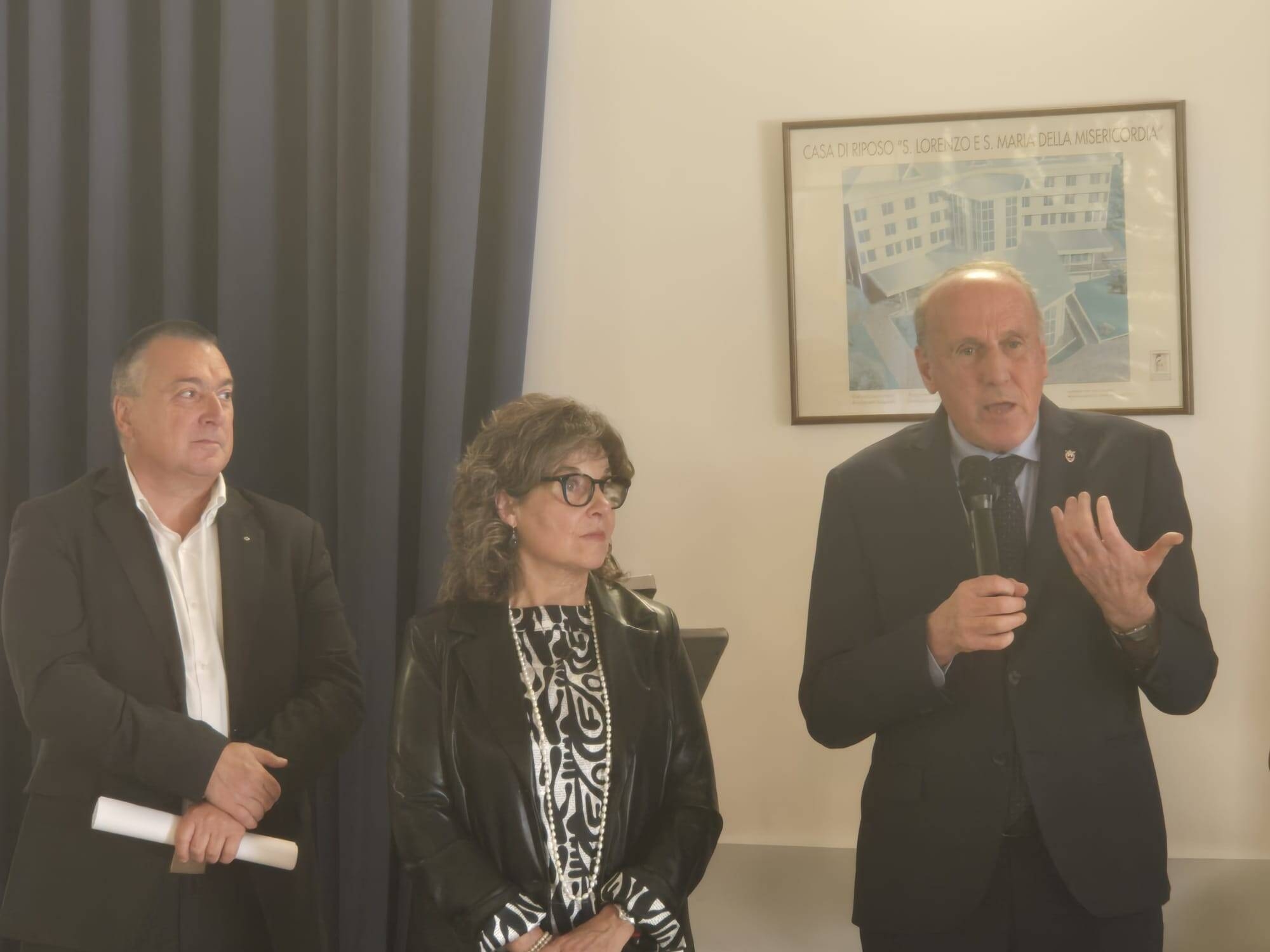 Immagine: L'assessore Tonina insieme al presidente dell'Apsp di Borgo Deanesi ed alla direttrice Corradini