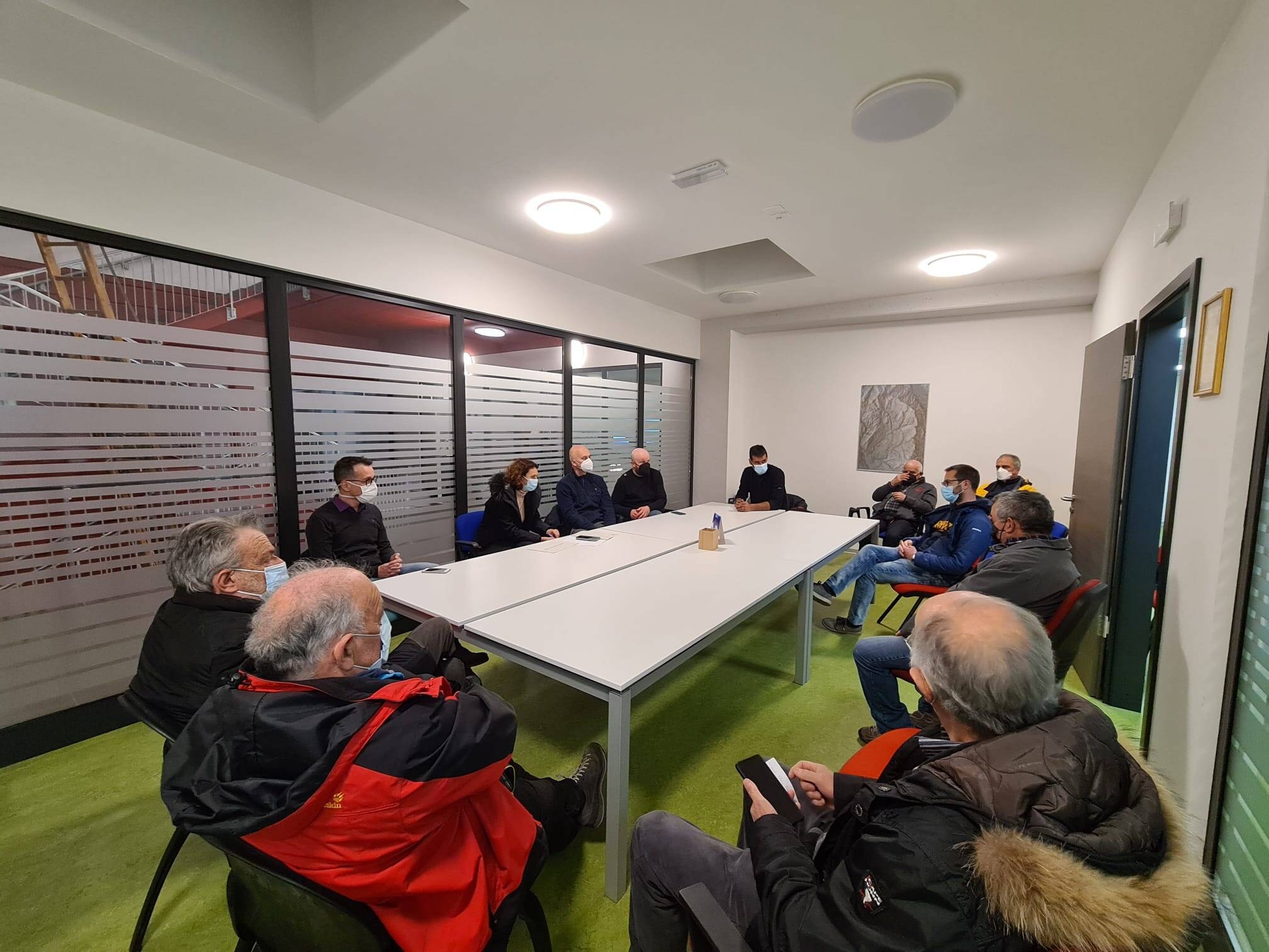 Immagine: L'incontro a Fondo dell'assessore Segnana con amministratori e volontari per l'organizzazione dell'emergenza sanitaria in Alta Val di Non