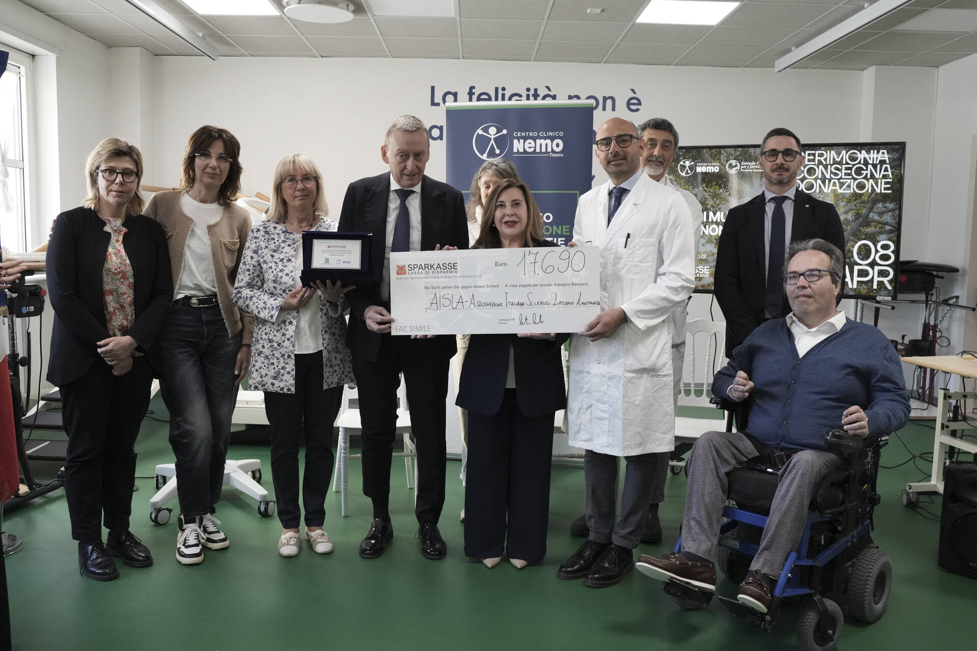 Immagine: La consegna della donazione e della targa