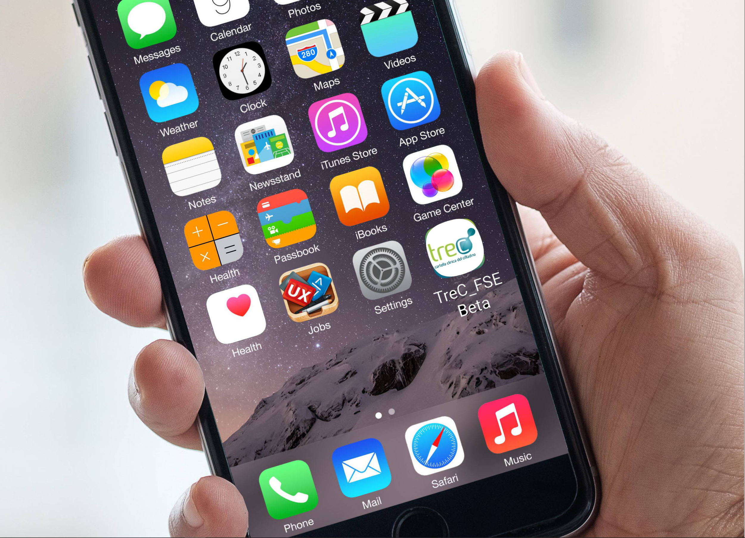 Immagine: MANO_CON_CELLULARE_APP_TREC_FSE