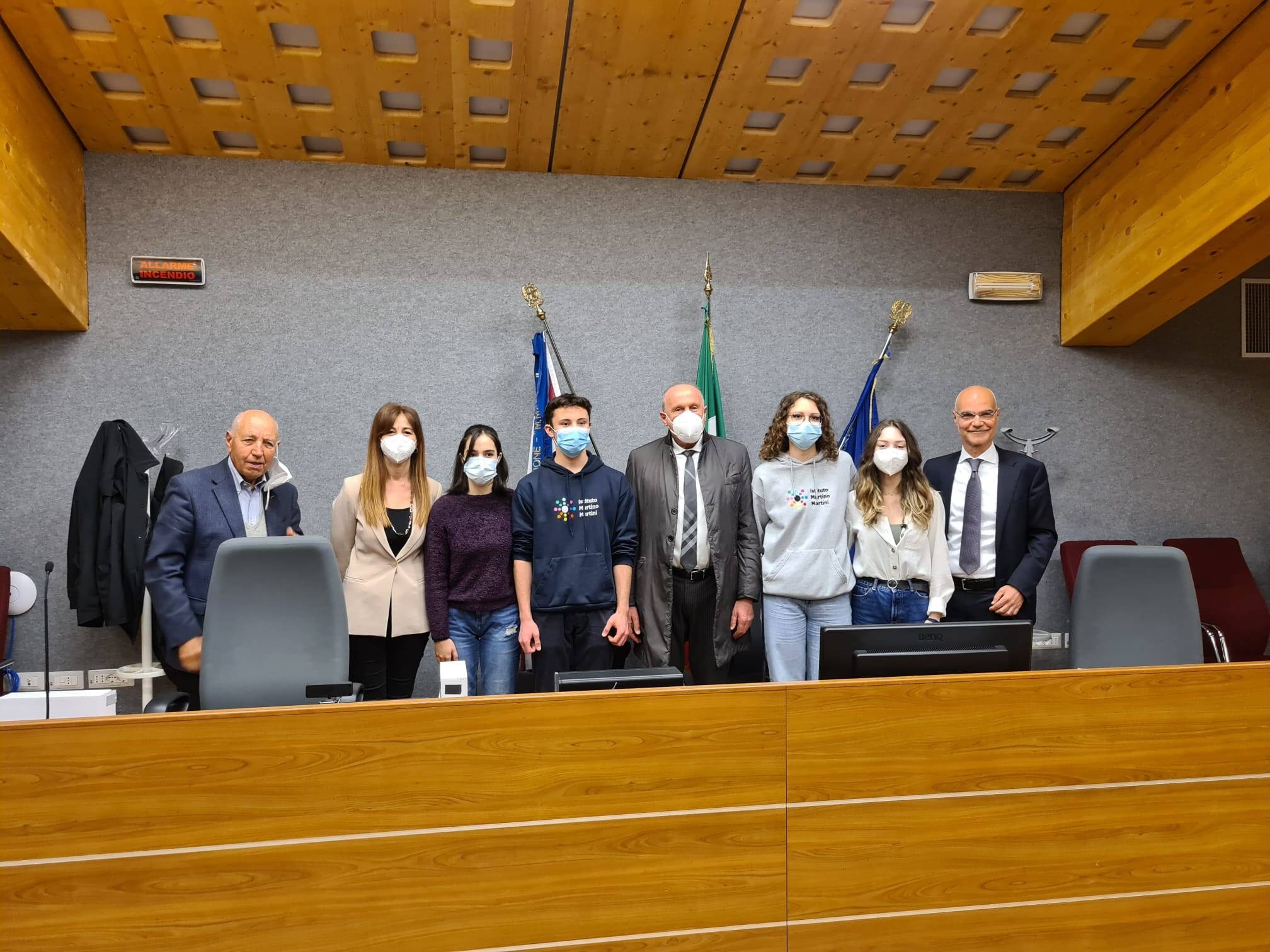 Immagine: Martino Martini plastic free: la consegna delle borracce sostenibili da parte del Vicepresidente Tonina