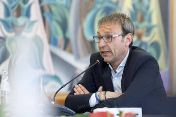 Vaccini e Covid, se ne esce solo tutti uniti