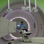 Immagine: Sala con professionista e paziente proton