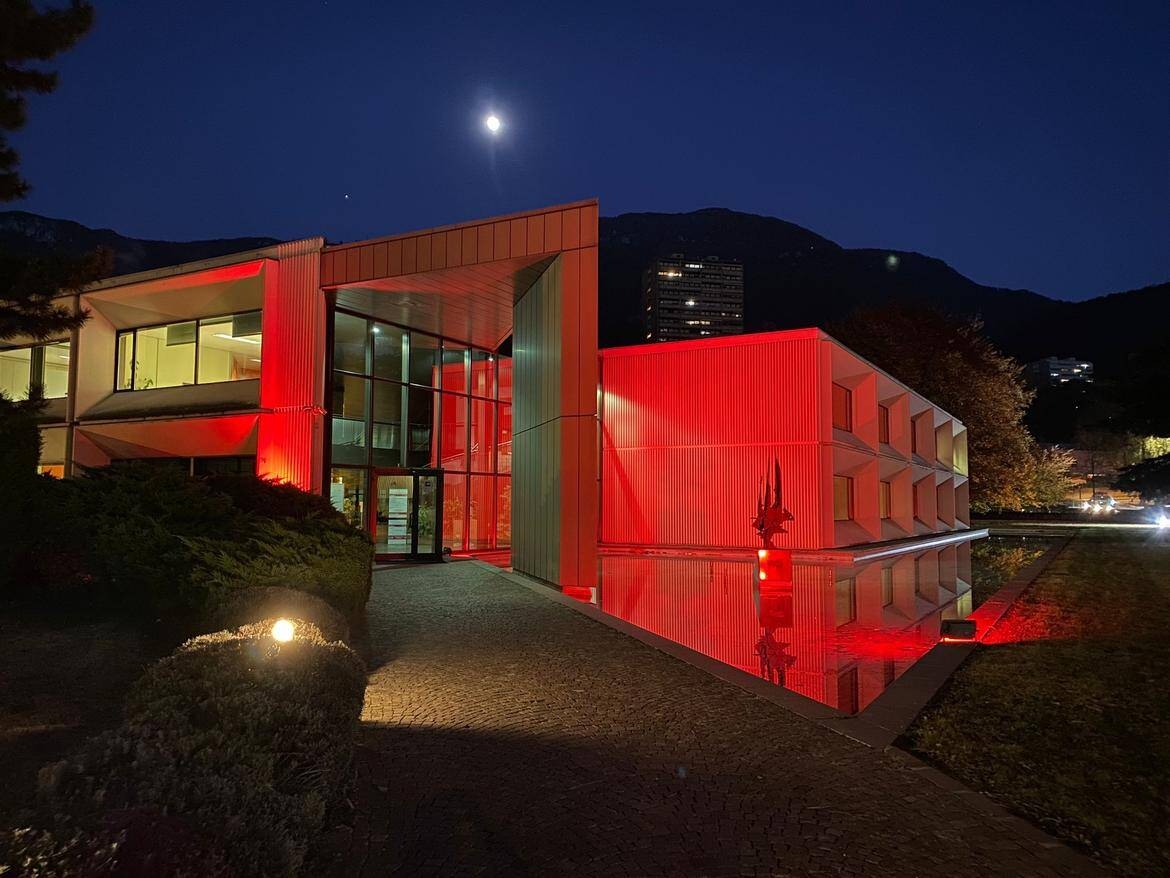 Immagine: sede apss rossa violenza donne