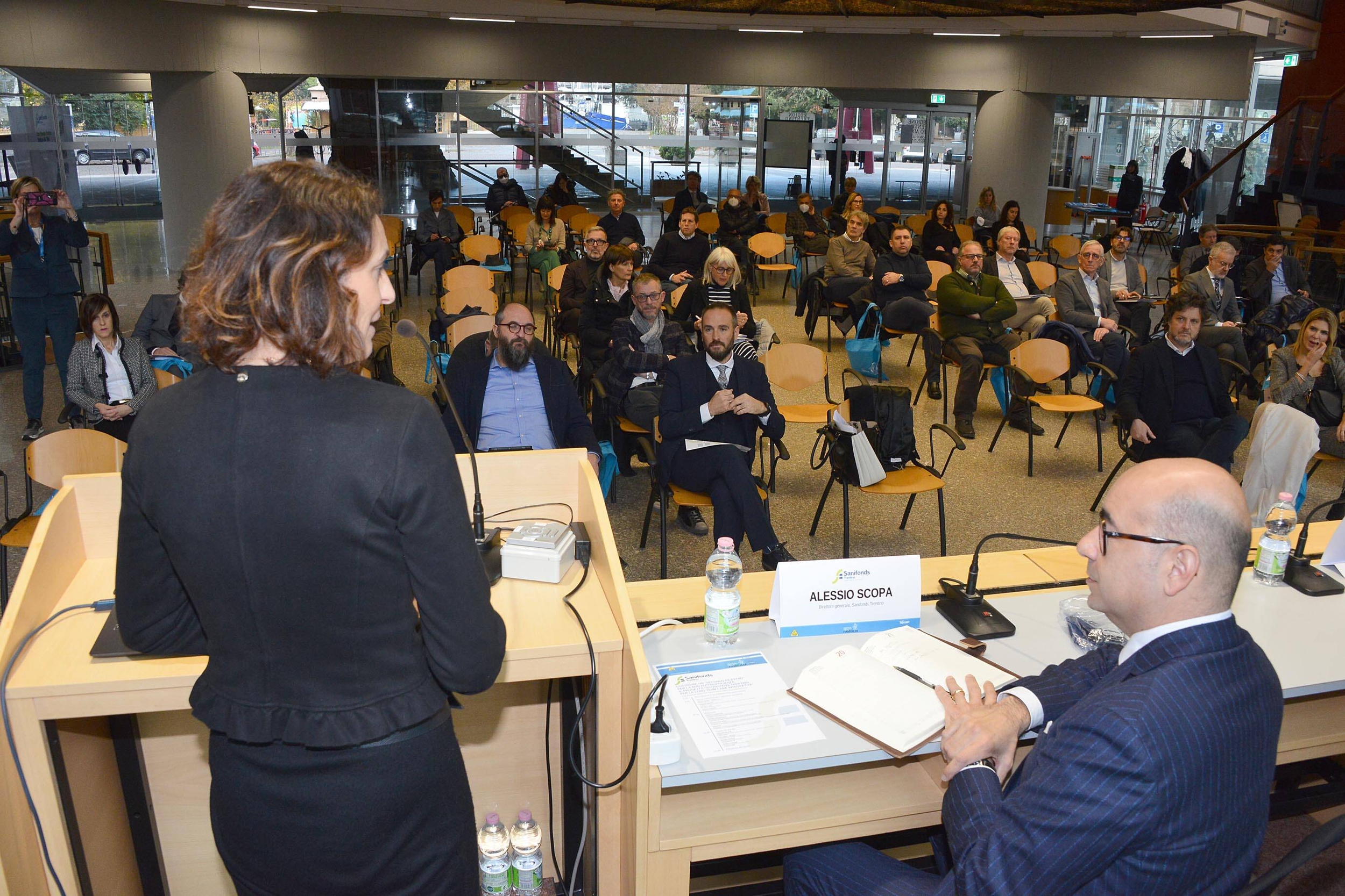 Immagine: STEFANIA SEGNANA ALESSIO SCOPA INIZIATIVA DI SANIFONDS CON AIUTI ALLE FAMIGLIE NELL'AMBITO DEL FESTIVAL DELLE FAMIGLIE TRENTO 1 DICEMBRE 2022 FOTO PAOLO PEDROTTI
