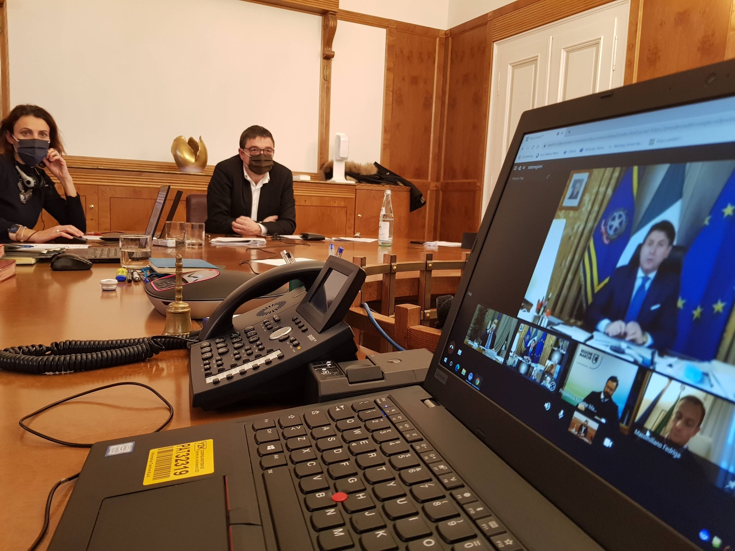 Immagine: teleconferenza con Conte