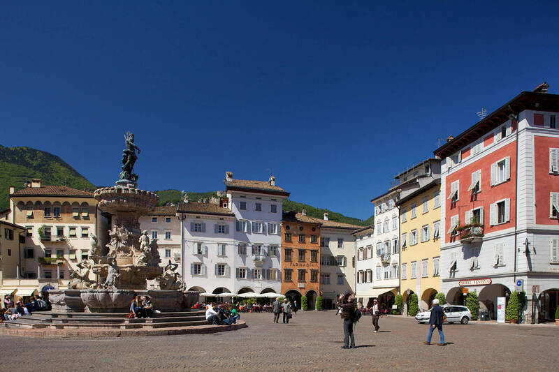 Immagine: Trento, piazza Duomo
