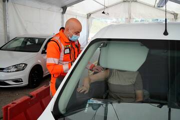 Vaccinazioni anti-Covid: da questa sera prenotazioni anche per gli over 65