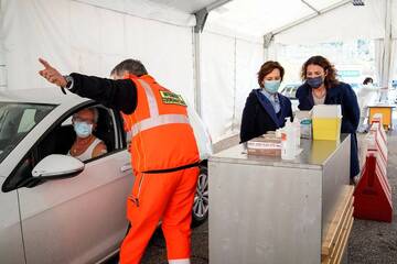 Vaccini, drive through al PalaTrento: una somministrazione ogni 2 minuti